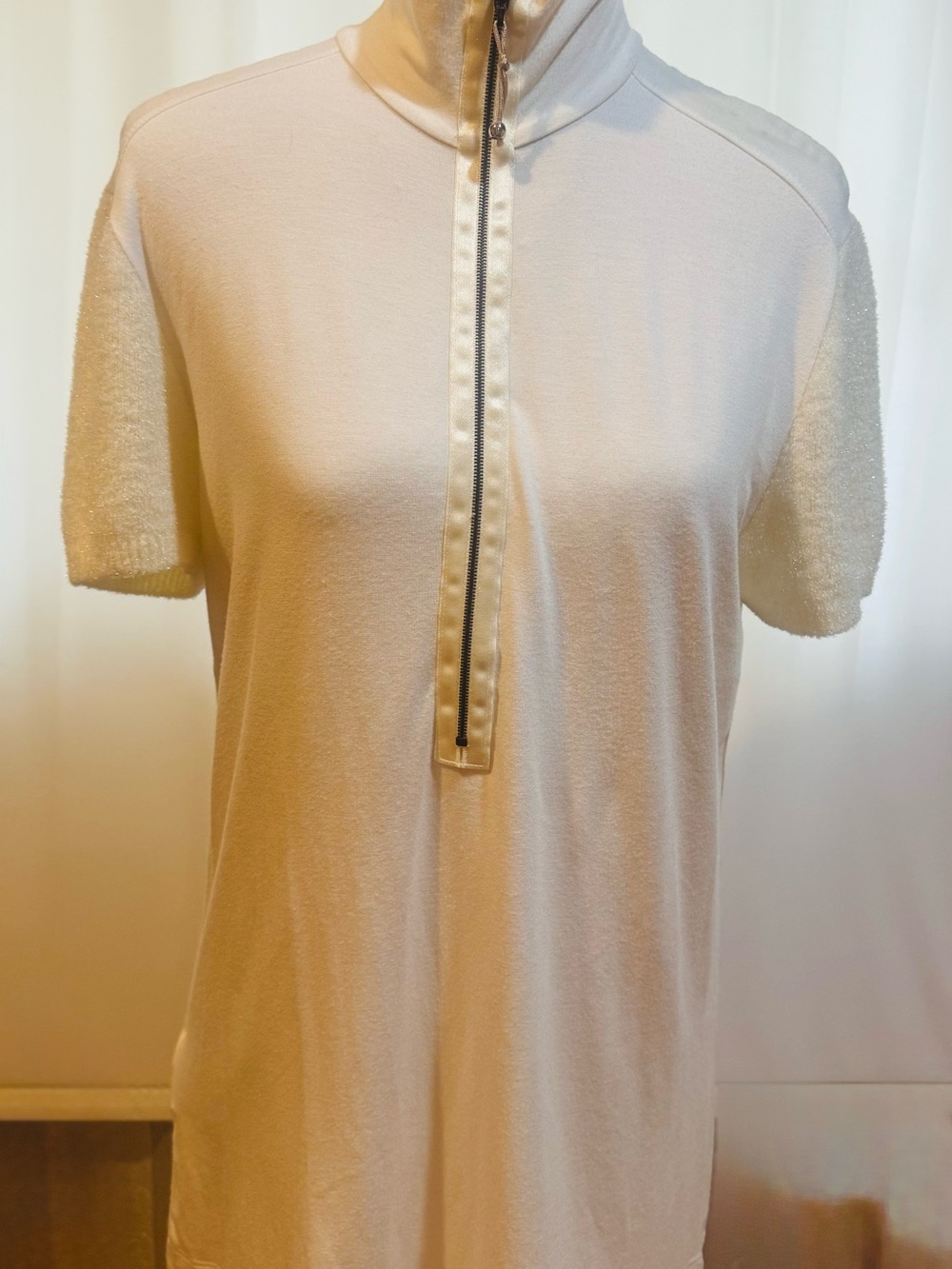 VDP White Short Sleeve Zip Mock Neck Top, Unique Design, made in Italy, M